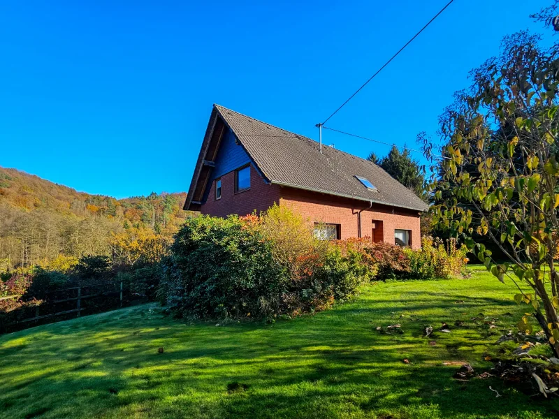 Hausansicht - Haus kaufen in Windhagen - Großzügiges Wohnhaus (2 Wohneinheiten möglich) mit Garage + Carport in Aussichtslage!