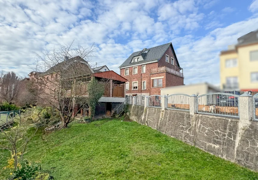 Rückansicht - Haus kaufen in Altenkirchen - Ideal für Handwerker! Zweifamilienhaus mit viel Platz und historischem Charme in zentraler Lage!