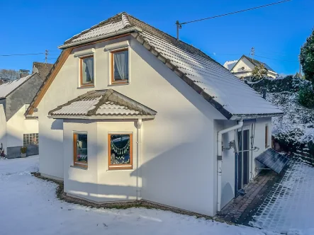 Frontansicht - Haus kaufen in Straßenhaus - Charmantes EFH in ruhiger Lage  Nur 2 km von Straßenhaus entfernt! ca. 30 Min. Kreuz BN/SU