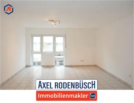 Wohnzimmer - Wohnung mieten in Erftstadt - Erftstadt-Liblar, Fliesenböden, Fußbodenheizung, bodentiefe Fenster