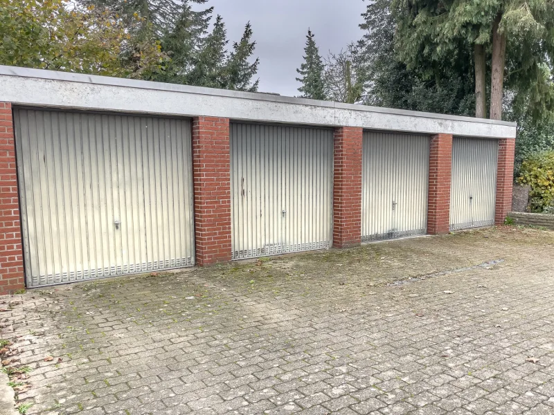 Garage (1. von links)