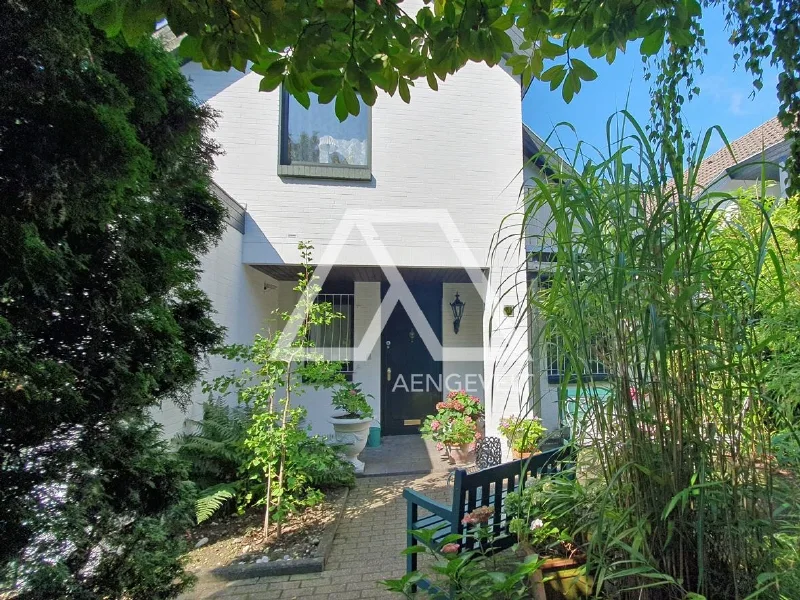 Strassenansicht - Haus kaufen in Düsseldorf - Attraktives Gartenhofhaus in bevorzugter Lage im Düsseldorfer Norden