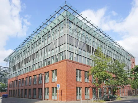 Außenansicht - Büro/Praxis mieten in Düsseldorf - Kontorhaus-Architektur mit Atrium im Medienhafen