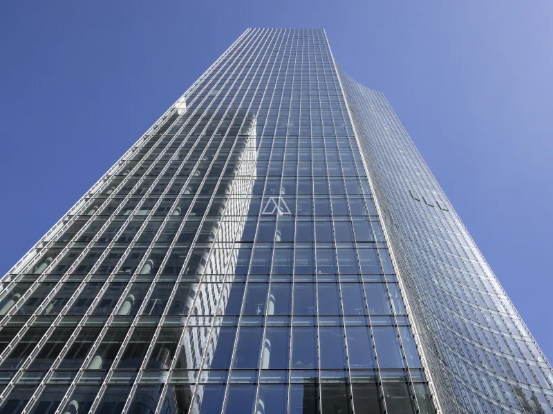 SKYPER I Blick nach oben - Büro/Praxis mieten in Frankfurt am Main - Moderner Wolkenkratzer und herrschaftliche Bürovilla mit großem Balkon