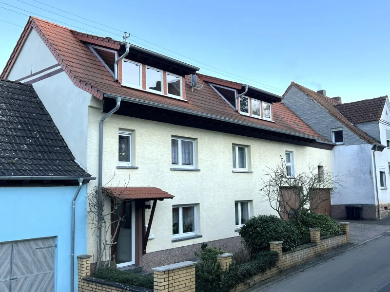 Strassenseite mit Eingang - Haus kaufen in Reipoltskirchen - Geräumiges, renoviertes Wohnhaus mit weiterer Ausbaureserve