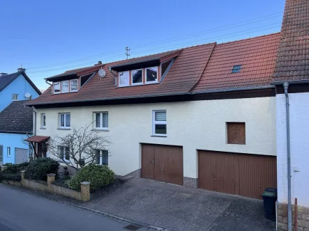 Strassenseite mit Garage - Haus kaufen in Reipoltskirchen - Renoviertes, sehr geräumiges Anwesen mit weiterem Grundstück