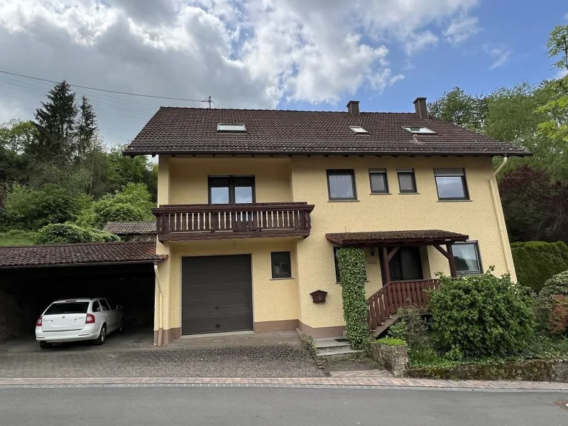 Blick von der Straße - Haus kaufen in Gehrweiler - Gepflegtes Einfamilienhaus mit schönem Garten und Ausbaureserve