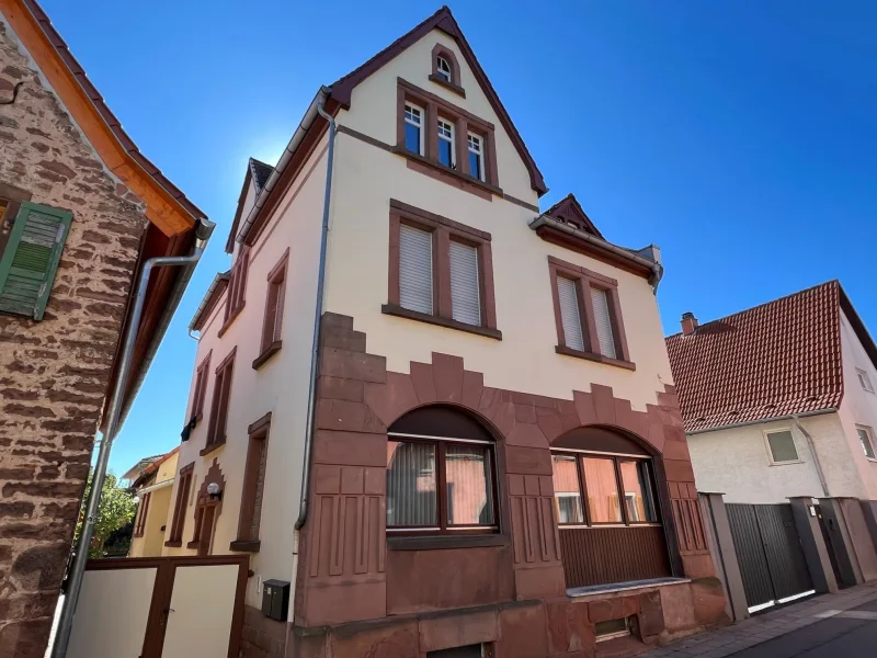 Strassenseite mit Hofeingang - Haus kaufen in Edenkoben - Stilvolles Anwesen mit 2 Wohnungen an der Weinstraße