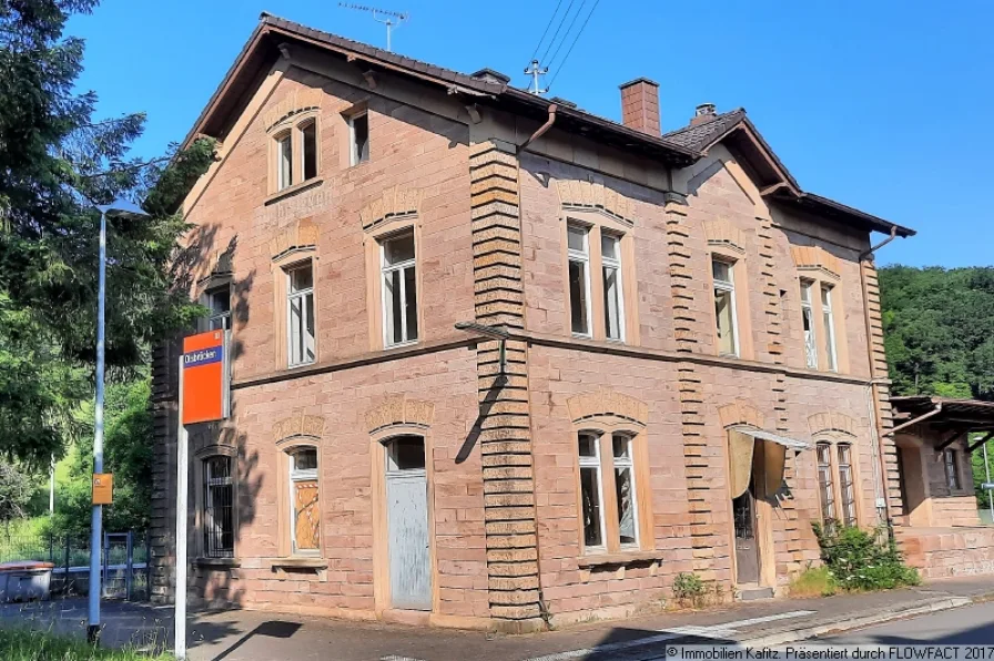 Straßenseite - Haus kaufen in Olsbrücken - Früheres Bahnhofsgebäude mit Denkmalschutz