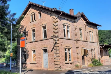 Straßenseite - Haus kaufen in Olsbrücken - Früheres Bahnhofsgebäude mit Denkmalschutz