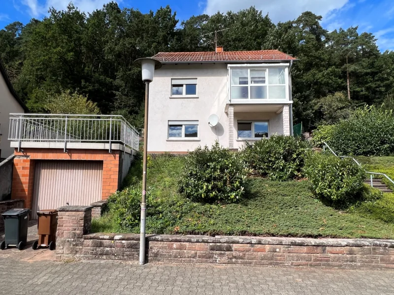 Außenansicht - Haus kaufen in Waldfischbach-Burgalben - Schönes Einfamilienhaus mit tollem Blick über Waldfischbach-Burgalben