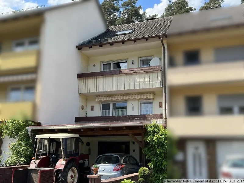 Vorderseite mit Carport - Haus kaufen in Waldfischbach-Burgalben - Gemütliches Reihenhaus mit schöner Aussicht