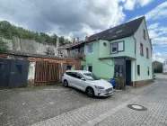 Frontansicht mit Dachterrasse und Parkplatz