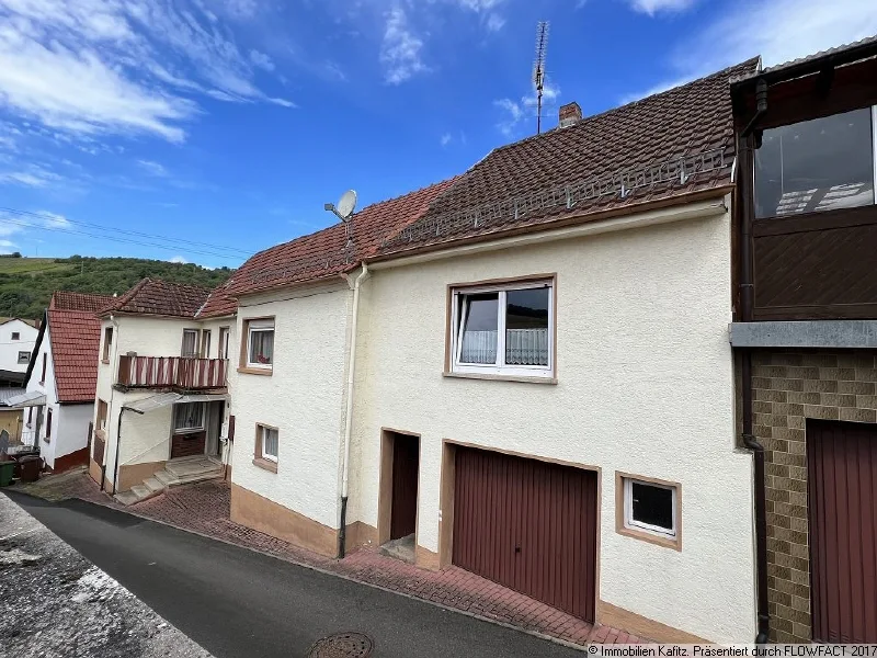 Straßenansicht - Haus kaufen in Niedermoschel - Großes Wohnhaus in Niedermoschel