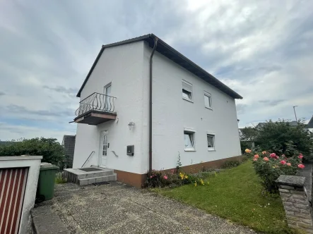 Ansicht Eingang - Haus kaufen in Winnweiler - 2-Familienhaus in ruhiger Lage mit schöner Aussicht