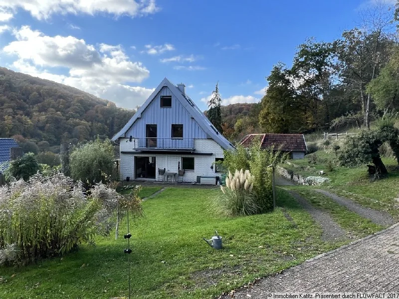 Blick von der Garage zum Haus - Haus kaufen in Imsweiler - Einfamilienhaus mit tollem Blick und über 6.000 m² Grundstück