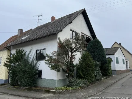 Ansicht mit Nebengebäude - Haus kaufen in Bann - Einfamilienhaus mit Garage und separater Werkstatt