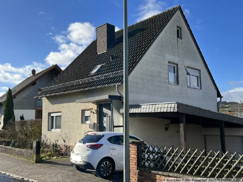 Strassenseite mit Carport