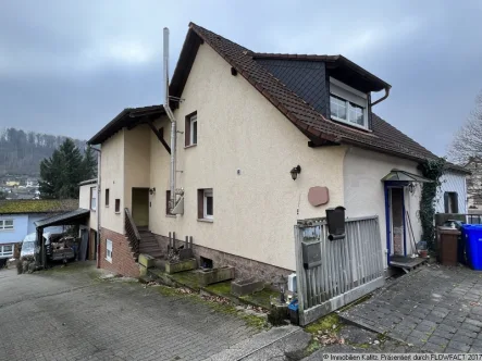 Frontansicht - Haus kaufen in Waldfischbach-Burgalben - Geräumiges Einfamilienhaus mit schöner Fernsicht