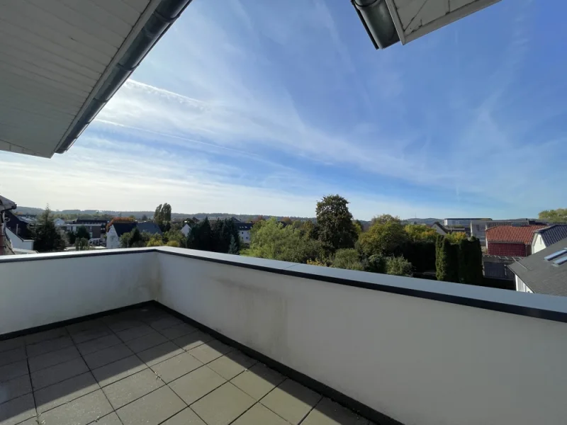 Sonniger Terrassenbereich mit Sparrenburg Blick