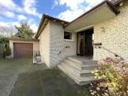 Haustür/Entree und Blick zur Garage