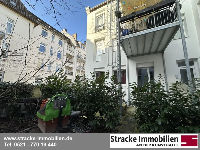 Hausansicht m. Innenhof - Wohnung kaufen in Bielefeld - Apartment mit riesiger Terrasse!