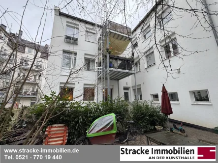 Hausansicht m. Innenhof - Wohnung kaufen in Bielefeld - Apartment mit riesiger Terrasse!