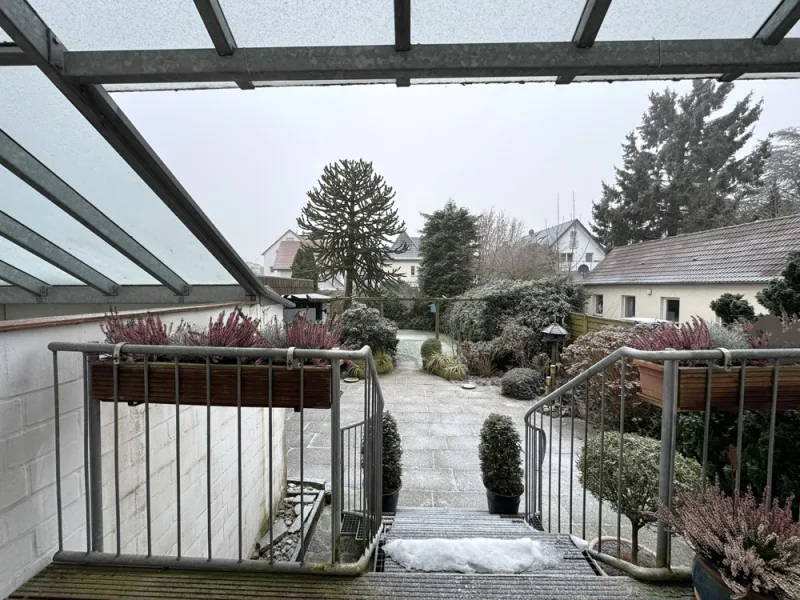 Blick vom Erdgeschoss in den Garten