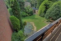 Balkon mit Blick auf den Teich