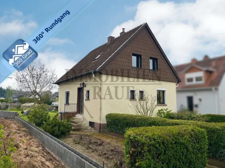 Straßenansicht  - Haus kaufen in Sankt Ingbert-Rohrbach - FREISTEHENDES 1 FAMILIENHAUS MIT GARTEN UND GARAGE IN ROHRBACH - SOFORT FREI