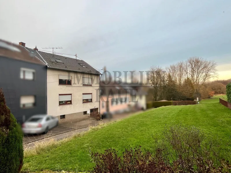 Straßenansicht - Haus kaufen in Riegelsberg-Walpershofen - 1-2 FAMILIENHAUS AM ENDE EINER SACKGASSE MIT GARTEN IN RIEGELSBERG-WALPERSHOFEN