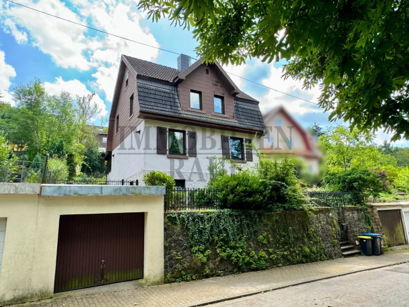 Straßenansicht - Haus kaufen in Sulzbach/Saar - FREISTEHENDES 1 FAM.-HAUS MIT GARTEN UND GARAGE IN GUTER WOHNLAGE VON SULZBACH - SOFORT FREI