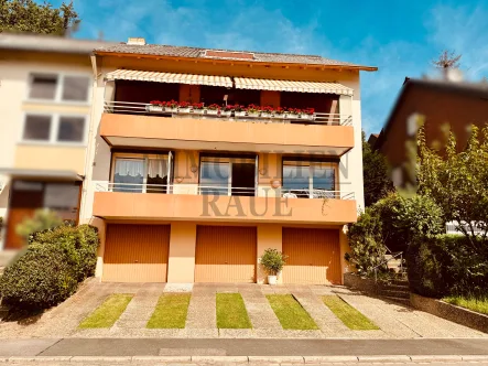 Straßenansicht - Wohnung kaufen in Sulzbach-Neuweiler - SCHÖN GESCHNITTENE 4 ZKB EIGENTUMSWOHNUNG MIT SÜD-BALKON UND GARAGE IN NEUWEILER - SOFORT FREI