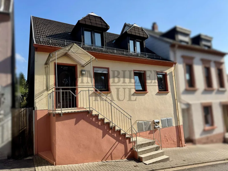 Straßenansicht - Haus kaufen in Sulzbach-Altenwald - 1 FAMILIENHAUS MIT POTENZIAL UND SCHÖNEM GARTEN IN ALTENWALD - SOFORT FREI