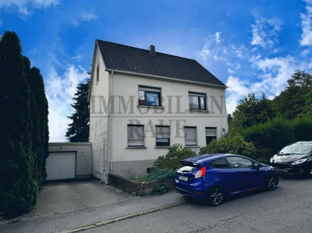 Straßenansicht - Haus kaufen in Sulzbach-Altenwald - FREISTEHENDES 2 FAMILIENHAUS MIT GARTEN UND GARAGE IN ALTENWALD - EG SOFORT FREI - OG+DG VERMIETET