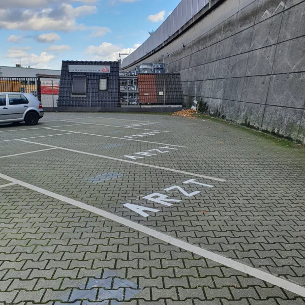 Beispielbild - Garage/Stellplatz mieten in Duisburg - 4 Parkplätze je 35 € abgesperrter Bereich Nr. 299_3