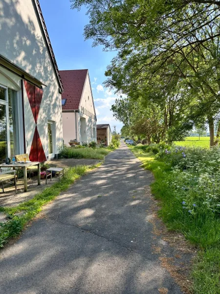 Weg vor dem Gebäude, direkt an der Grenze NL