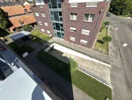 Blick Dachterrasse auf Tiefgarageneinfahrt