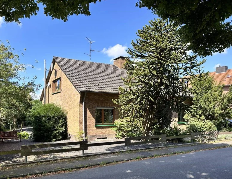 Straßenansicht - Haus kaufen in Kleve - Großes Einfamilienhaus mit Einliegerwohnung im Herzen von Kleve-Brienen