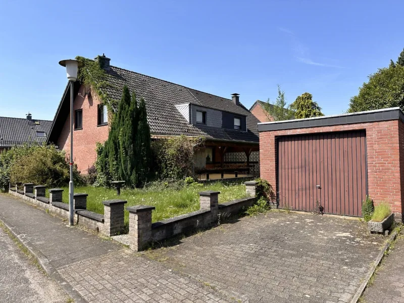 Seitenansicht mit Garage - Haus kaufen in Xanten - Renovierungsbedürftige Doppelhaushälfte im schönen Örtchen Vynen!