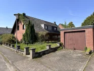 Seitenansicht mit Garage