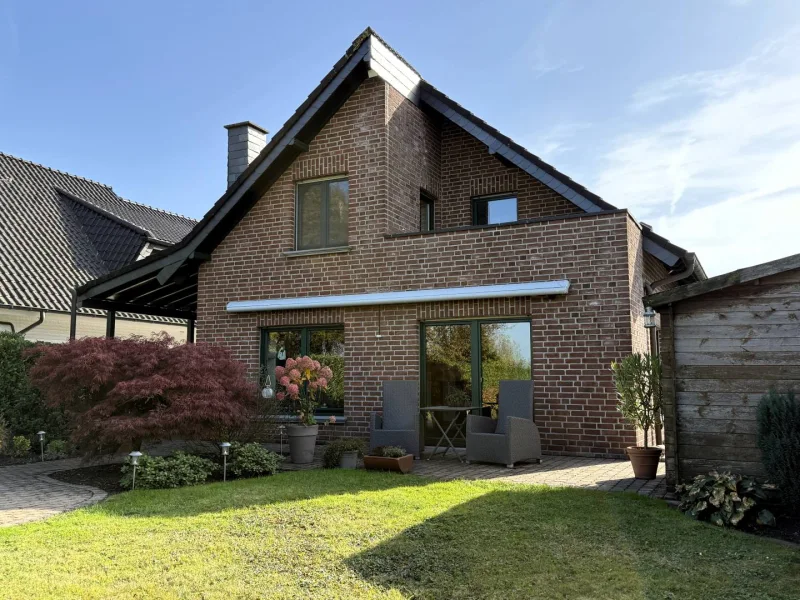 Rückansicht mit Terrasse vom Hinterhaus