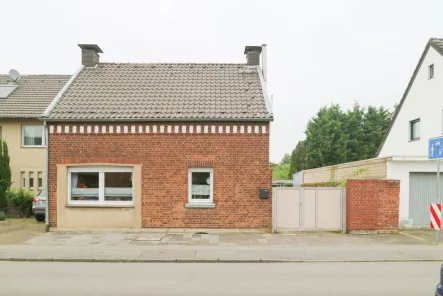 Titelbild - Haus kaufen in Dormagen / Delhoven - Vermietetes Familiennest