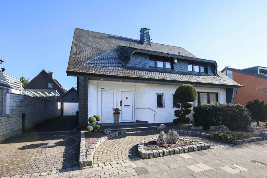 Titelbild - Haus kaufen in Langenfeld - Freistehendes Wohnjuwel in zentraler Lage