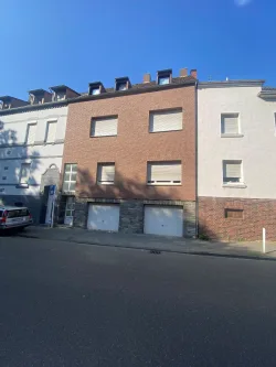 Außenansicht - Haus kaufen in Mönchengladbach - 3 Familienhaus City Mönchengladbach-Odenkirchen mit Garagen und Garten