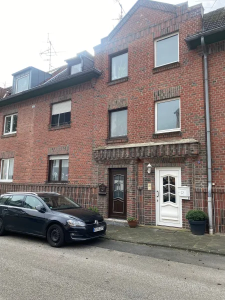 Strassenansicht - Haus kaufen in Mönchengladbach - Gemütliches 2 Familienhaus mit Anbau in ruhiger Zentrum Lage von Wickrath