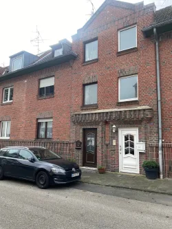 Strassenansicht - Haus kaufen in Mönchengladbach - Gemütliches 2 Familienhaus mit Anbau in ruhiger Zentrum Lage von Wickrath