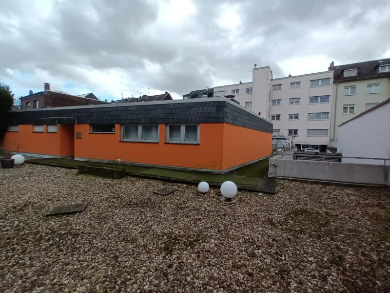 Außenansicht - Büro/Praxis kaufen in Mönchengladbach - Praxis /Büro /Bungalow  mit Tiefgaragenplatz  im Herzen von Rheydt