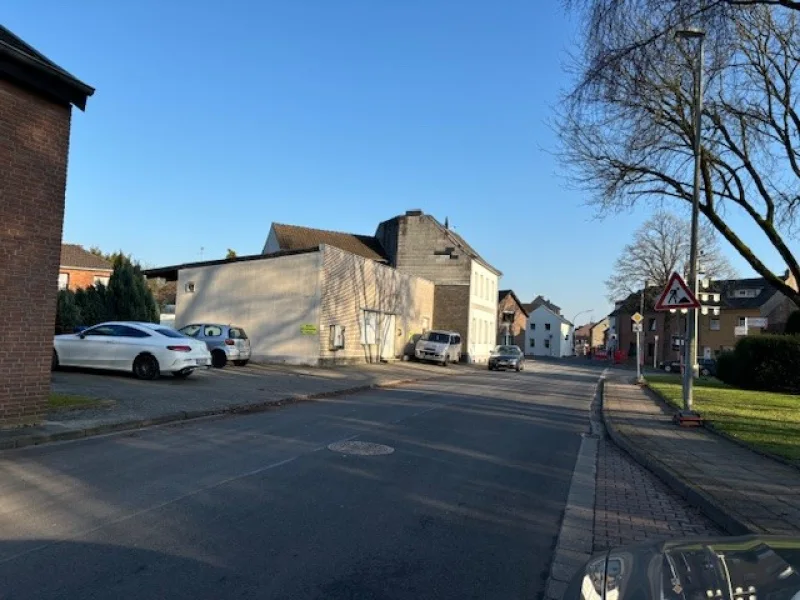 Straßenansicht - Haus kaufen in Mönchengladbach - Teilweise renoviertes Wohn-, Geschäftshaus mit Stellplätzen und Garage