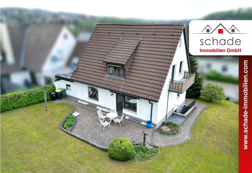 Außenansicht - Haus kaufen in Herscheid - SCHADE IMMOBILIEN - Leerstehendes Zweifamilienhaus mit ebenem Grundstück. In Toplage von Herscheid